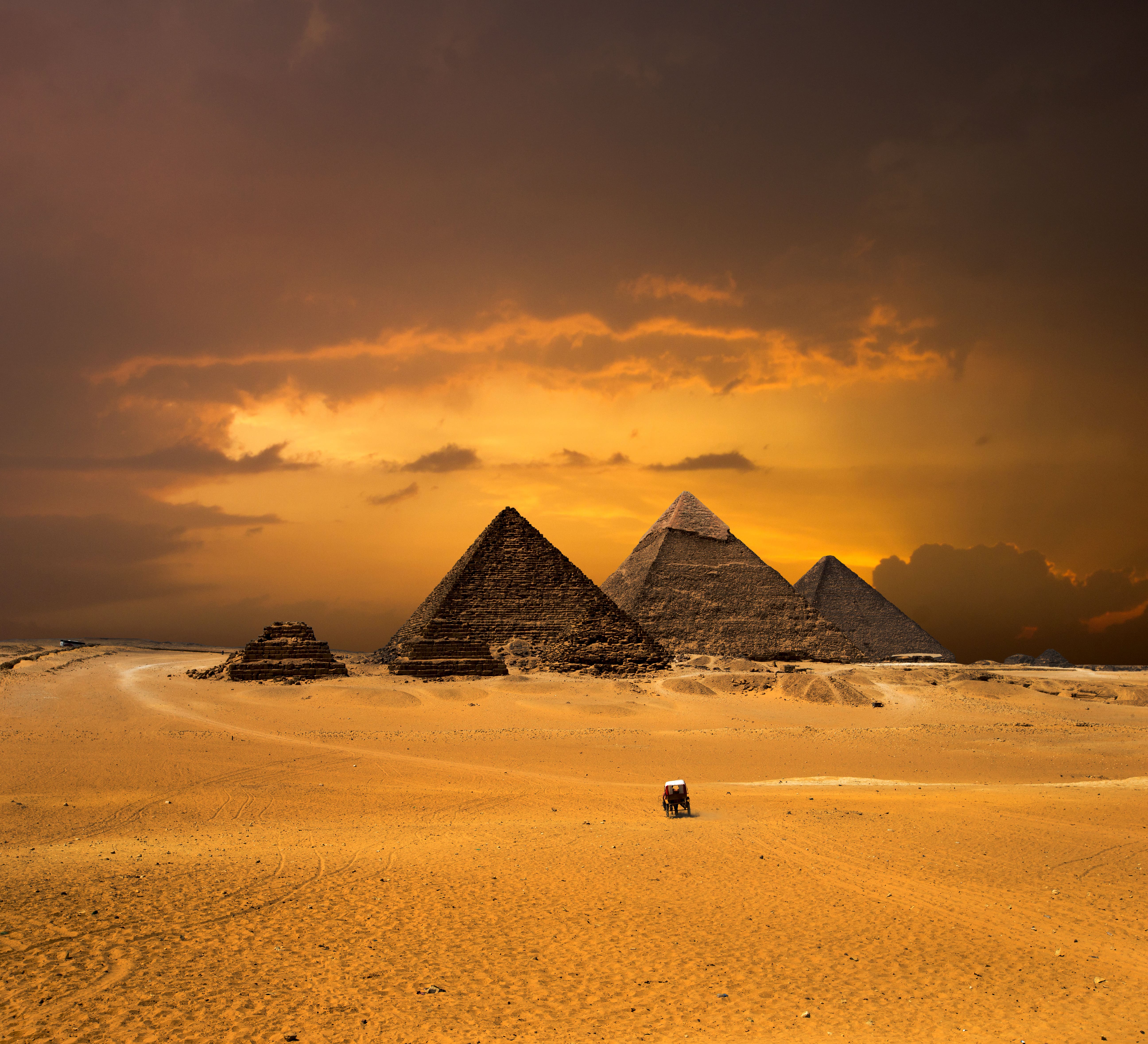 Bir İhtişamın Gölgesinde,  Mısır Piramitleri...